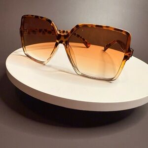 Elegant Tortoise Shell Oversized Sunglasses